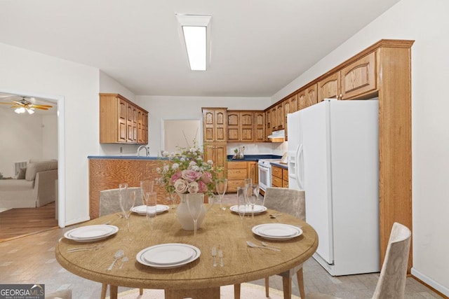 dining room with ceiling fan and wet bar