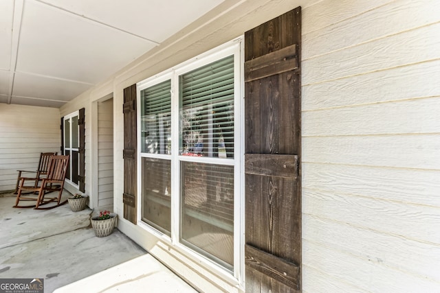 entrance to property featuring covered porch