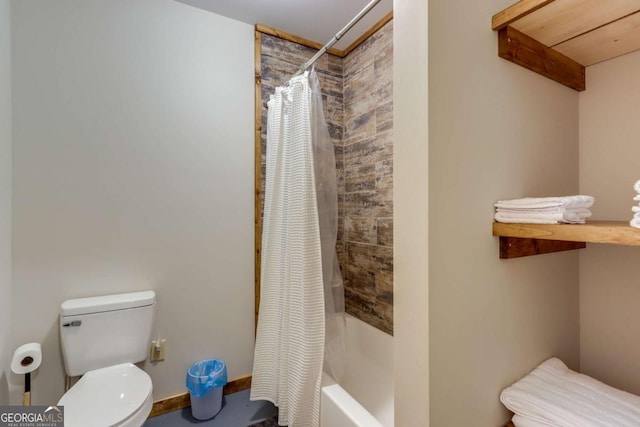 bathroom with baseboards, toilet, and shower / tub combo with curtain