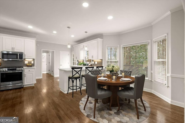 dining room with recessed lighting, dark wood-style flooring, crown molding, and baseboards