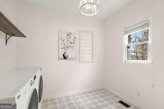 washroom with light floors, visible vents, laundry area, independent washer and dryer, and baseboards