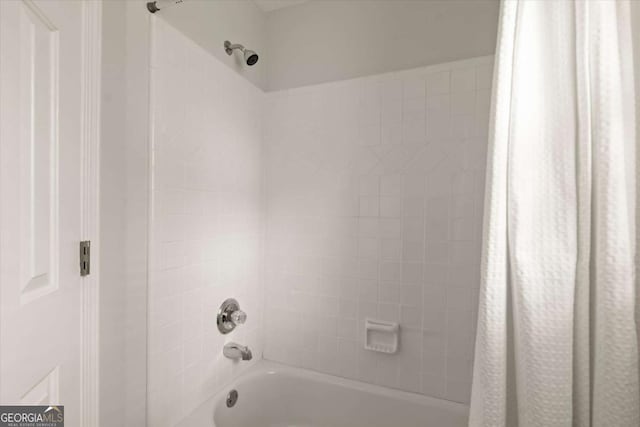 bathroom with shower / bath combo