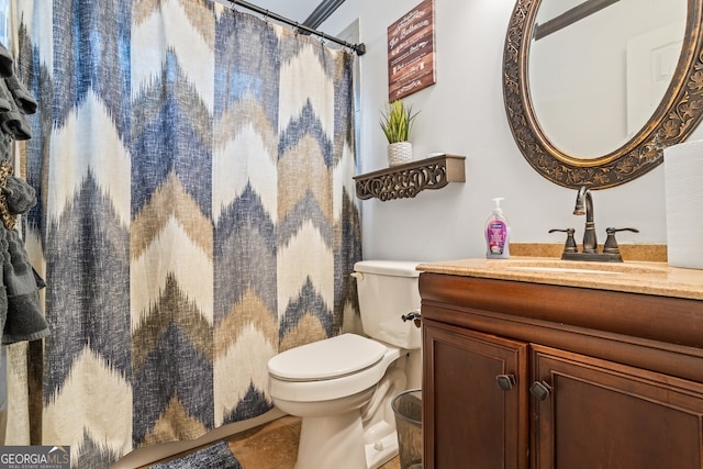 full bathroom featuring toilet, curtained shower, and vanity