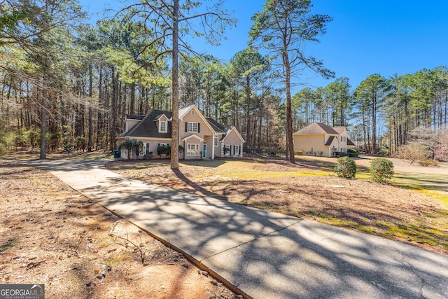 view of front facade featuring driveway