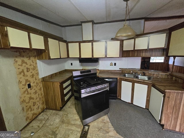 kitchen featuring a sink, dark countertops, stainless steel range with gas cooktop, and under cabinet range hood