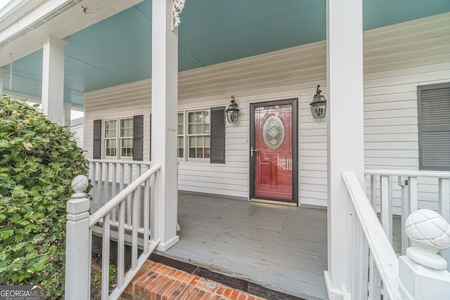 entrance to property featuring a porch