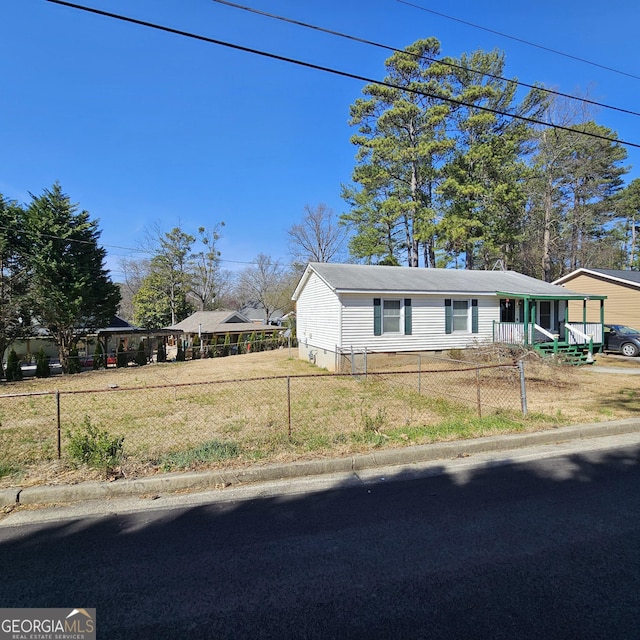 view of front of property featuring crawl space and a fenced front yard