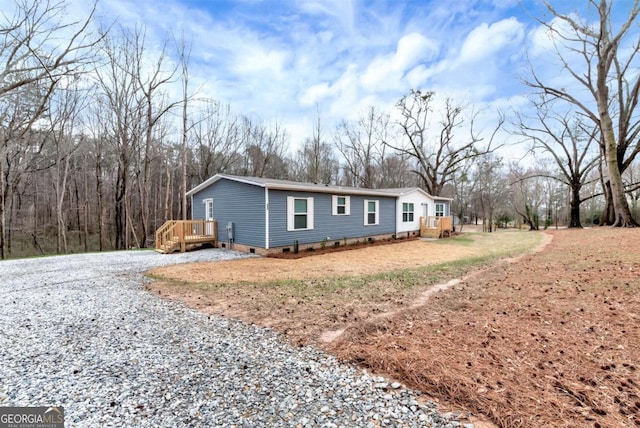 manufactured / mobile home featuring driveway