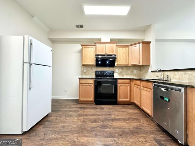 kitchen with visible vents, stainless steel dishwasher, freestanding refrigerator, a sink, and black range with electric cooktop