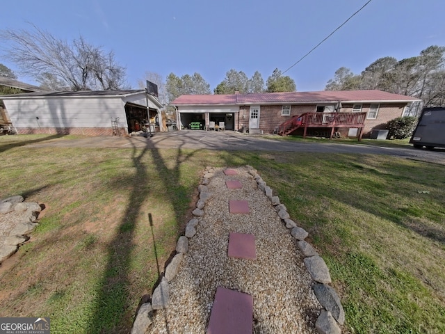 view of front of property featuring a garage, driveway, and a front yard