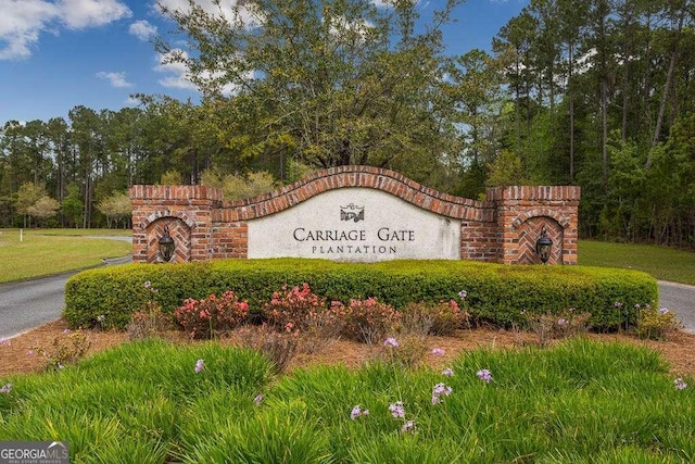 view of community / neighborhood sign