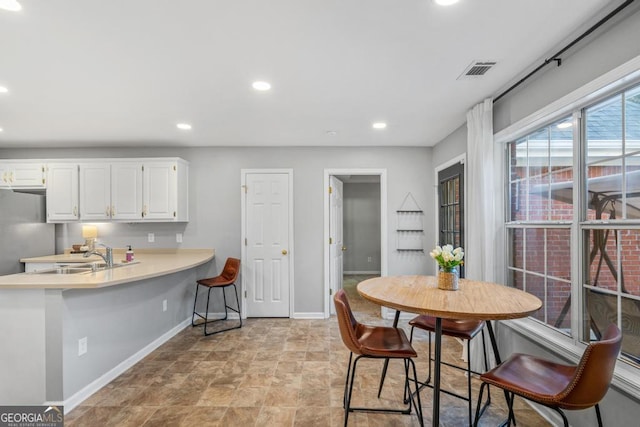 dining space featuring recessed lighting, visible vents, and baseboards