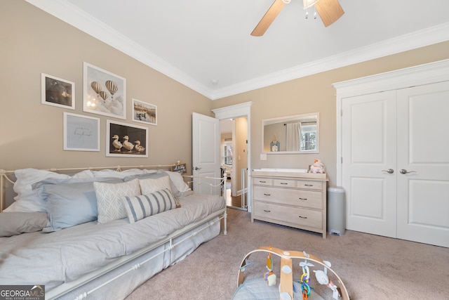 living area with light carpet, crown molding, and ceiling fan