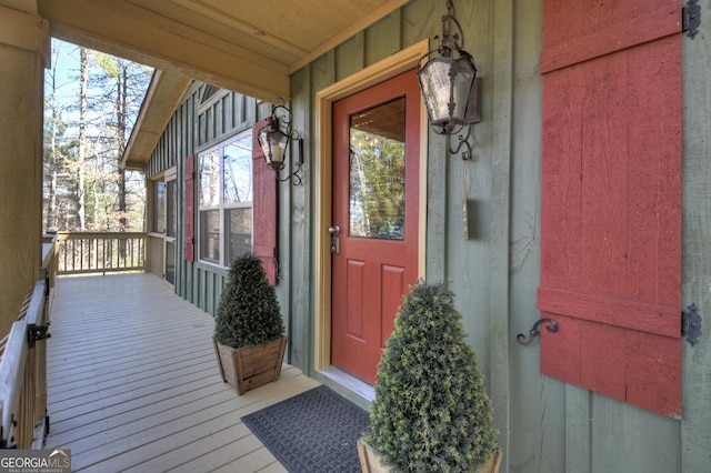 entrance to property featuring a porch