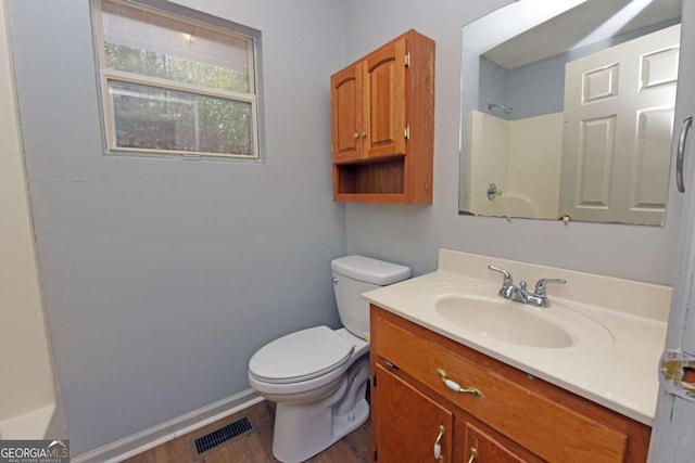 full bath with baseboards, visible vents, a shower, toilet, and vanity