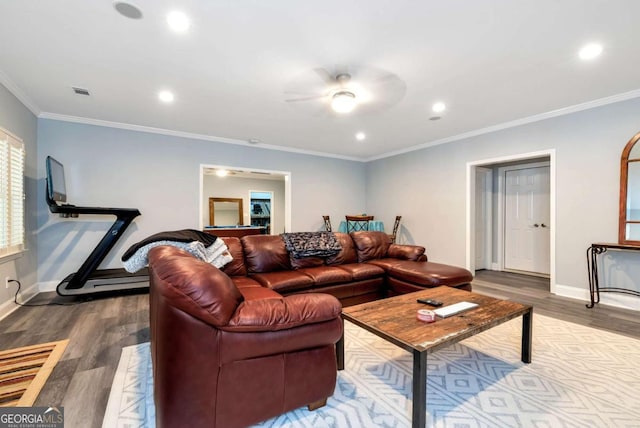 living area featuring crown molding, baseboards, recessed lighting, wood finished floors, and a ceiling fan