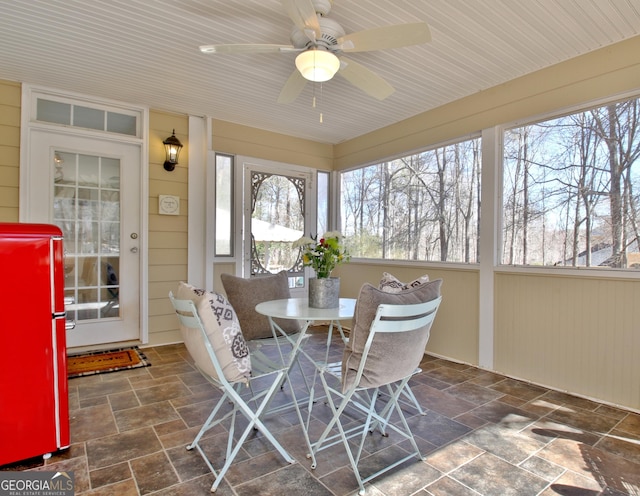 sunroom / solarium with ceiling fan