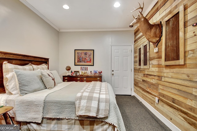 bedroom with crown molding, baseboards, carpet flooring, and recessed lighting