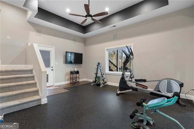 workout room with visible vents, baseboards, a ceiling fan, and recessed lighting