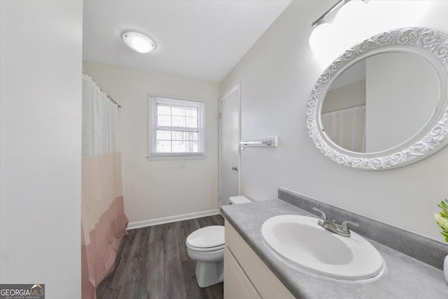 full bath with baseboards, toilet, wood finished floors, curtained shower, and vanity