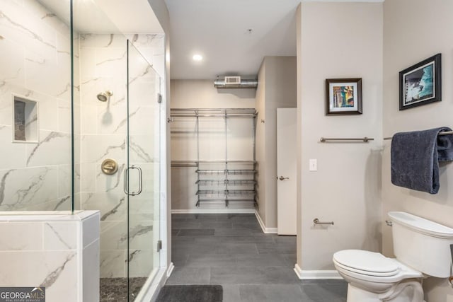 full bath featuring toilet, a marble finish shower, baseboards, and recessed lighting