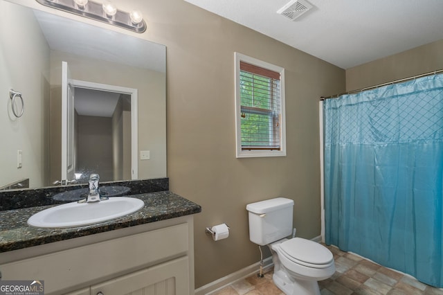 bathroom with visible vents, toilet, vanity, a shower with curtain, and baseboards