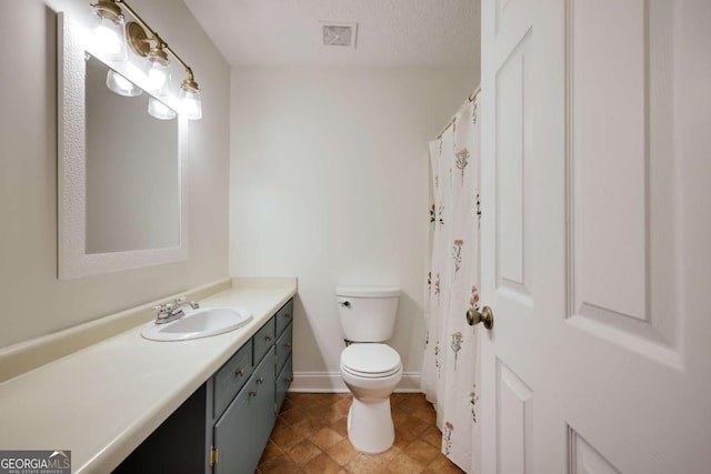 full bathroom featuring visible vents, baseboards, toilet, a textured ceiling, and vanity