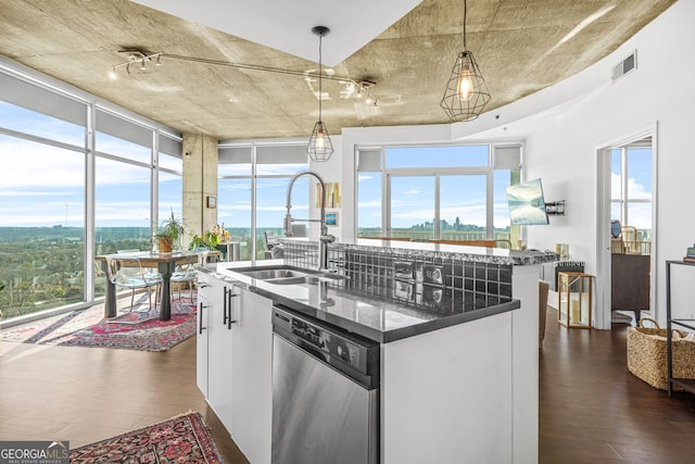 kitchen with visible vents, a kitchen island with sink, dark wood-style flooring, a sink, and dishwasher