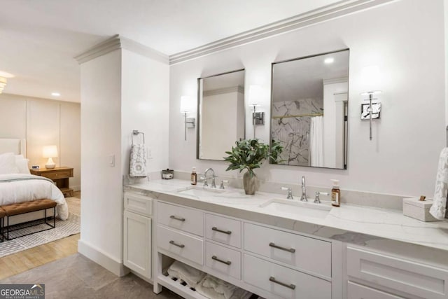 bathroom featuring curtained shower, connected bathroom, vanity, and wood finished floors