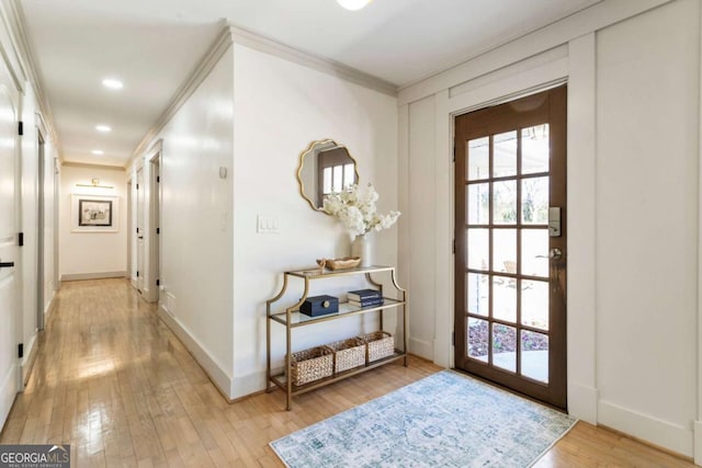 entryway with light wood-style floors, baseboards, ornamental molding, and recessed lighting