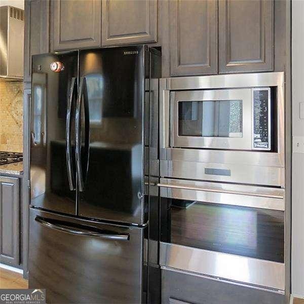 kitchen with appliances with stainless steel finishes and backsplash