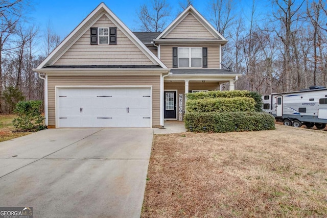 view of front of property featuring driveway and a front lawn