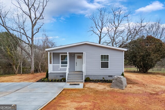 view of front of property featuring crawl space and covered porch