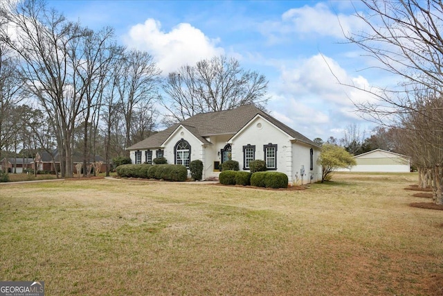 view of front of property featuring a front lawn