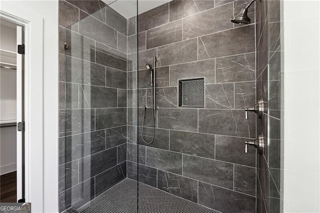 bathroom featuring tiled shower