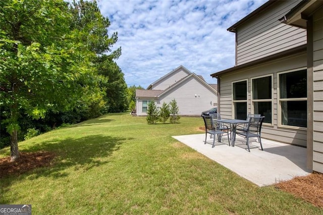 view of yard featuring a patio area