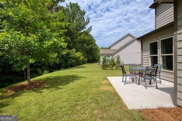 view of yard featuring a patio