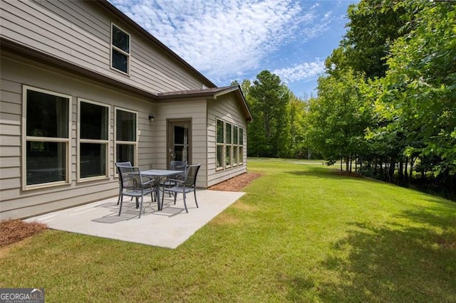 view of yard featuring a patio