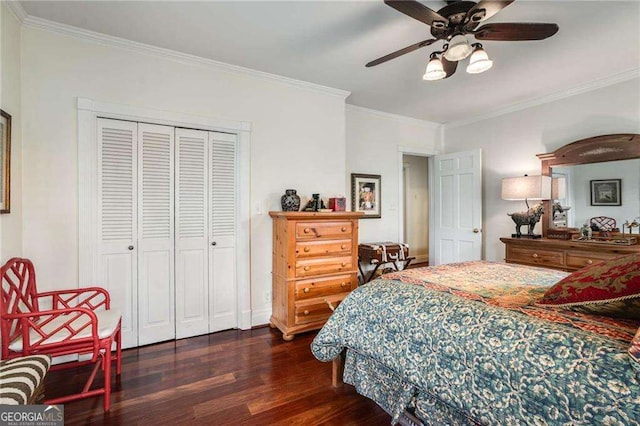 bedroom featuring crown molding, a closet, a ceiling fan, and wood finished floors