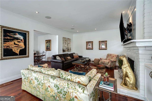 living area with baseboards, visible vents, wood finished floors, and ornamental molding