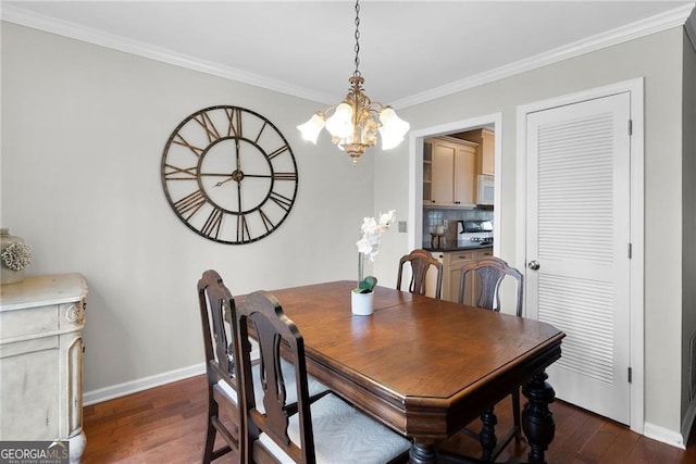 dining room featuring dark wood-type flooring, a notable chandelier, ornamental molding, and baseboards