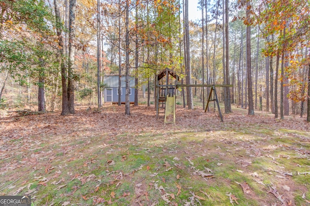 view of yard featuring an outdoor structure