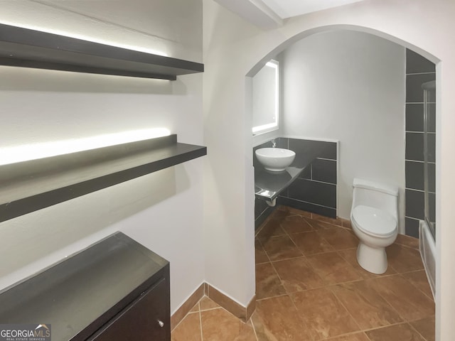 full bathroom featuring tile patterned flooring, a sink, and toilet