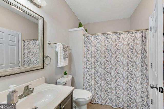 full bath with a shower with shower curtain, vanity, and toilet