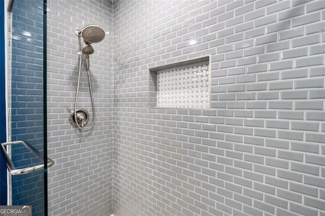 full bath with tiled shower