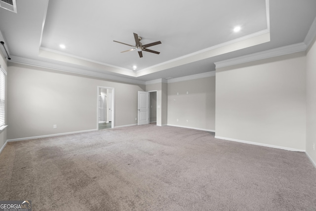 carpeted empty room featuring recessed lighting, a ceiling fan, visible vents, baseboards, and a tray ceiling