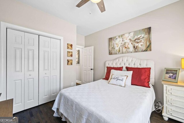 bedroom with dark wood-style floors, a closet, and a ceiling fan