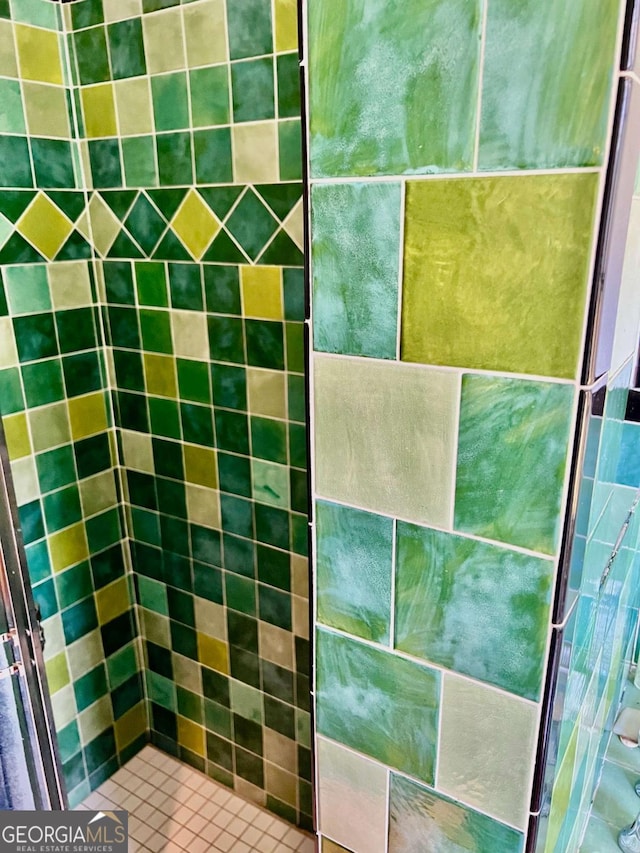 details featuring tiled shower