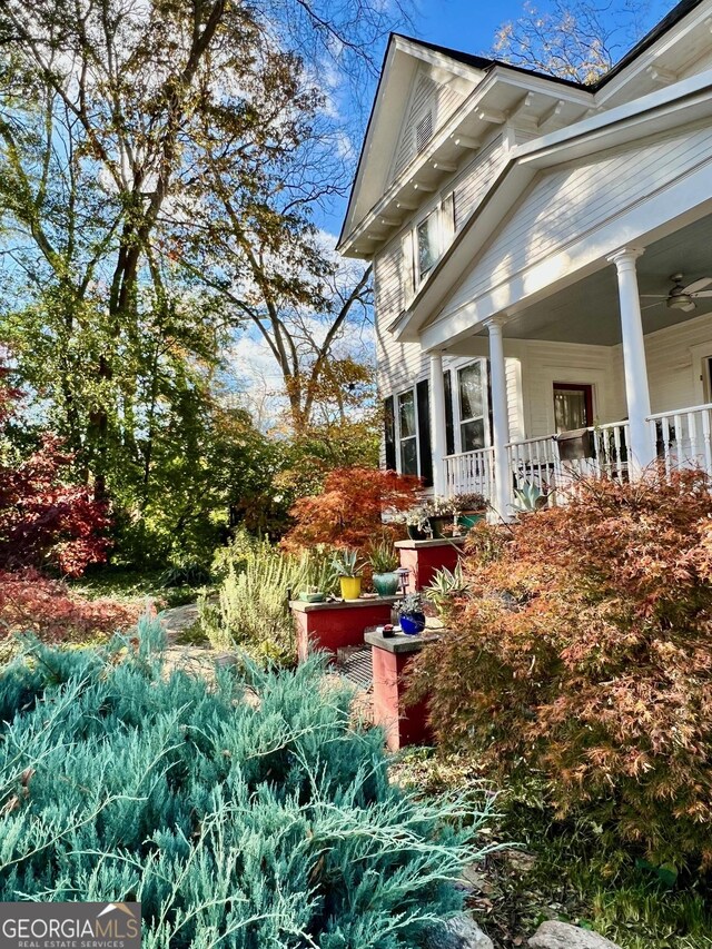 view of front of home featuring a porch and ceiling fan