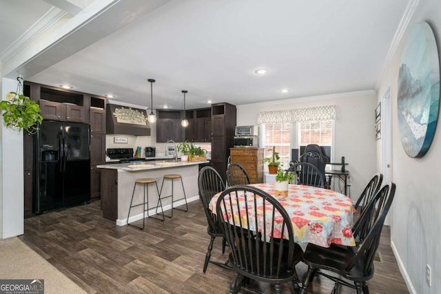 dining area featuring dark wood-style floors, recessed lighting, crown molding, and baseboards